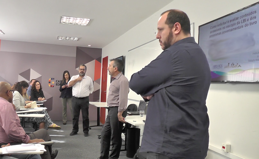 Foto com o diretor da Casa Educação apresentando a empresa e Roberto Maluhy Jr., ministrando a palestra